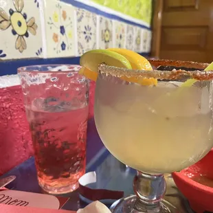 a margarita with a lemon wedge