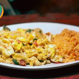 Huevos a la Mexicana con frijoles y tortilla