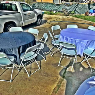 Round medium tables sits 6-8