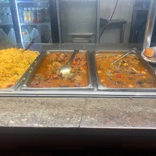 Arroz con vegetales, carne guisada, guandules guisados, vegetales mixtos, y el típico concon de arroz blanco. Just Yummy
