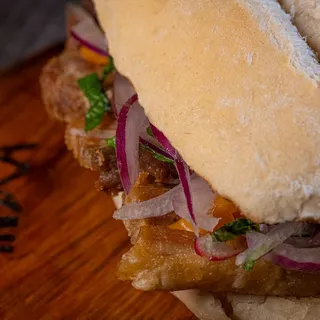 Sandwich Chicharron de Cerdo