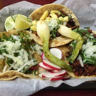 Tacos de chicharrón en salsa verde, al pastor y a la campechana.