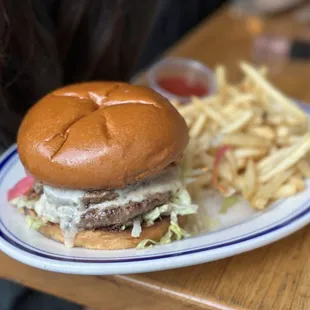 Cheeseburger with fries