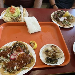 Los tacos están bien pero la carne se mira que es de días de preparados
