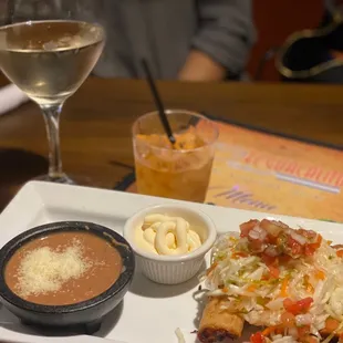 Taquitos de pollo con crema y frijoles