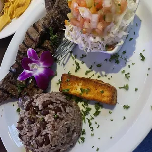 Carne asada, gallo pinto, ensalada y queso frito