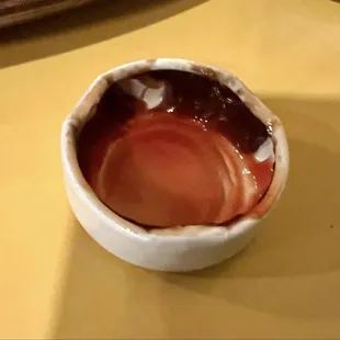 Old crusty ketchup under the cap of a FULL bottle. The ketchup definitely wasn&apos;t Heinz despite the label. Probably refilling.