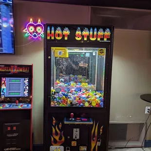 Cool gamer decor, clear machine and MK arcade 1up.