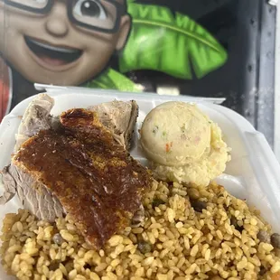 Arroz con gandulez, lechón asado , ensalada de papa