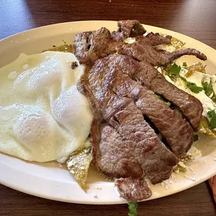 Chilaquiles con Huevo y Carne verdes