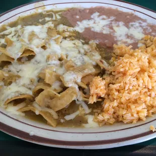 Chilaquiles Verdes con Arroz y Frijoles