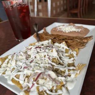 chilaquiles verdes con steak.