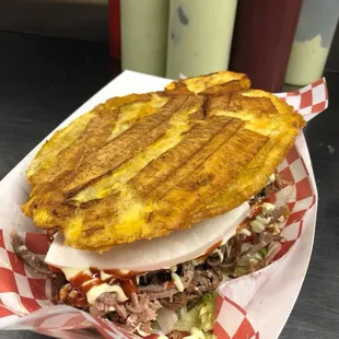 Patacón con pernil y queso
