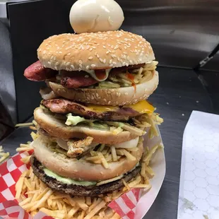 Hamburguesa de 4 pisos con huevo adicional