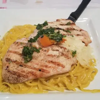 Tallarines a la Huancaina con Pollo a la Parilla