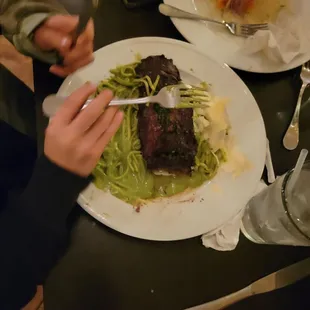 Tallarines verde con churrasco