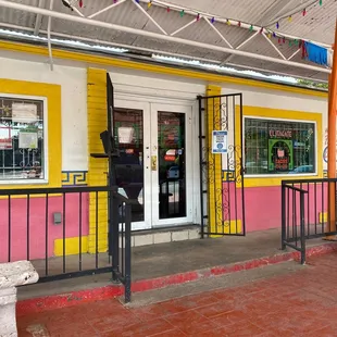 the outside of a restaurant