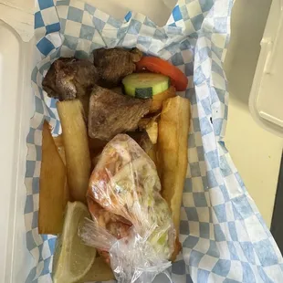 Yuca frita con chicharrón!!