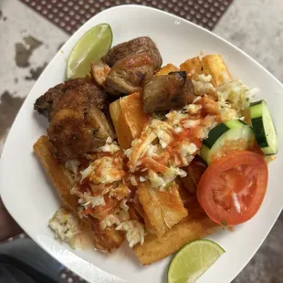 Yuca frita con chicharrón.