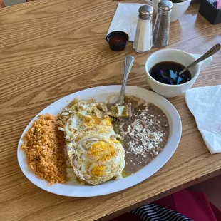 Chilaquiles verdes con café negro.    Green Chilaquiles Verdes con 2 Huevos