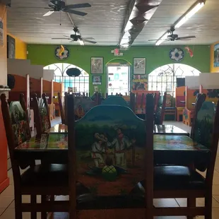 Cute dining area!