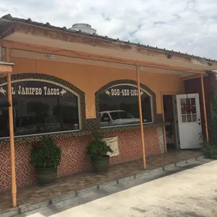 the outside of the restaurant