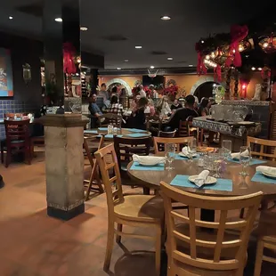 1+ hour wait and tables are empty