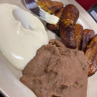 Plátano frito con fijol y crema