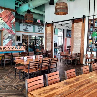 Ultra-clean dining room.