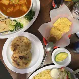 Pupusas, arroz con carne guisada y sopa de pata
