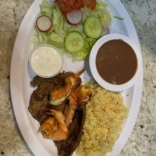 Plato de carne asada con camaron.