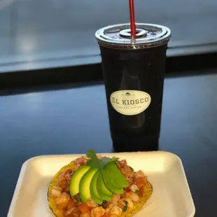 Tostada de ceviche y agua de jamaica, ceviche tostada and hibiscus water