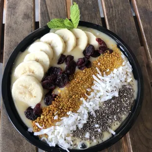 Tropical smoothie bowl