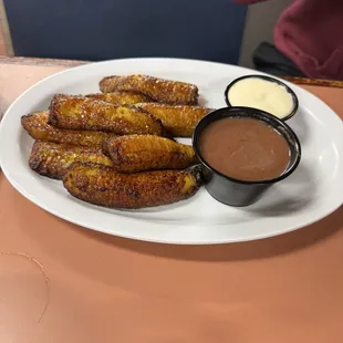 Plátanos fritos con frijoles y crema.