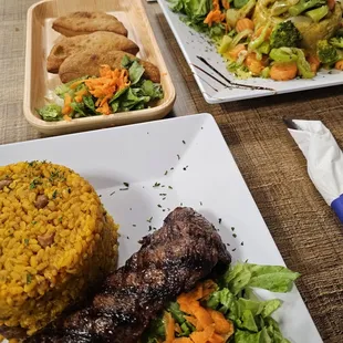 Churrasco con arroz mamposteado, mofongo relleno de vegetales.