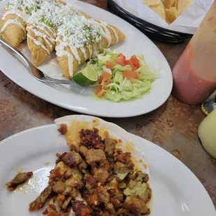 3 quesadilla fritas, 1 al pastor taco