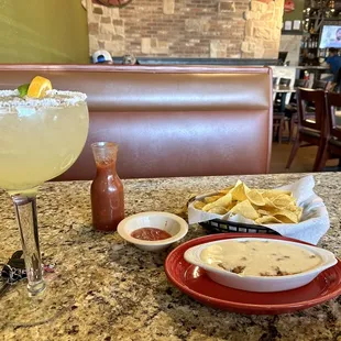 a margarita and chips