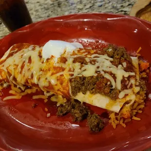 El Lago Burrito - Flour tortilla with chicken, beef, beans and rice. Then covered with ground beef, salsa ranchera, cheese and sour cream.