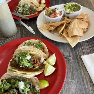 6 tacos Chips and Guacamole