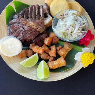 Picaña chicharrón ensalada arepa y nata