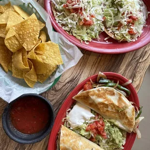 Chips and salsa, 2 chaupa, mushroom fajitas.