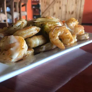 a plate of shrimp and vegetables