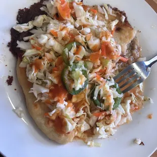 Pupusa con  salsa picante  y curtido. DELICIOSO