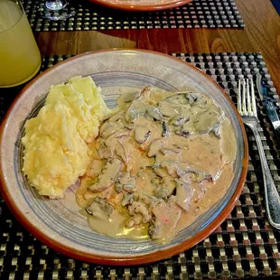 Pechuga de pollo con crema de champiñones