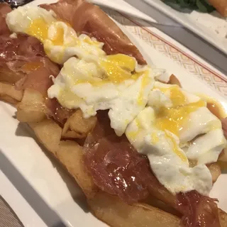 Huevos Rotos con Jamon Y Patatas Fritas