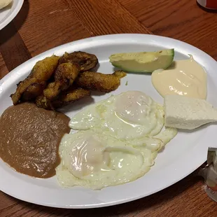 Platano, huevos, frijoles, queso y crema