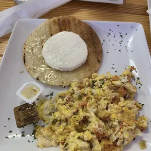 Huevos pericos y arepa.