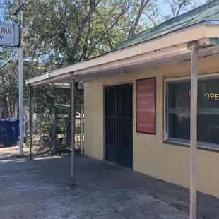 Bakery exterior, only street parking available.