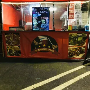 Este es un stand de tacos y hot dogs y de muchas cosas ricas venden aquí