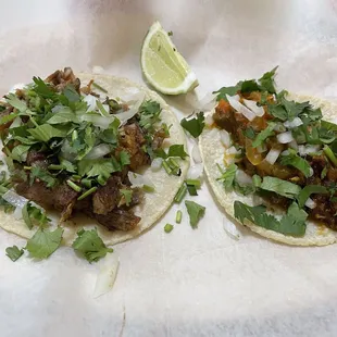 Taco de carnitas and taco de rajas